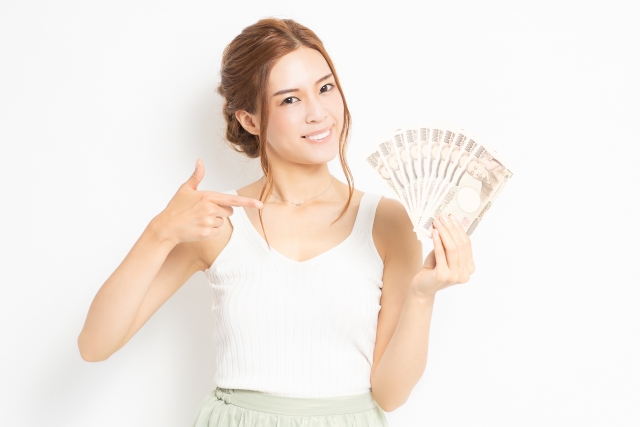 お金を持つ女性